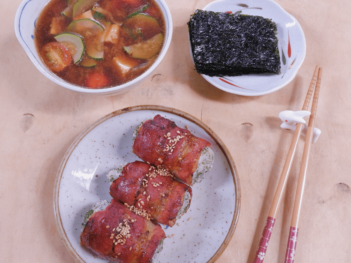 #21 Cơm nắm cuộn thịt xông khói, canh bí ngòi đậu hũ non và rong biển ăn&nbsp;liền