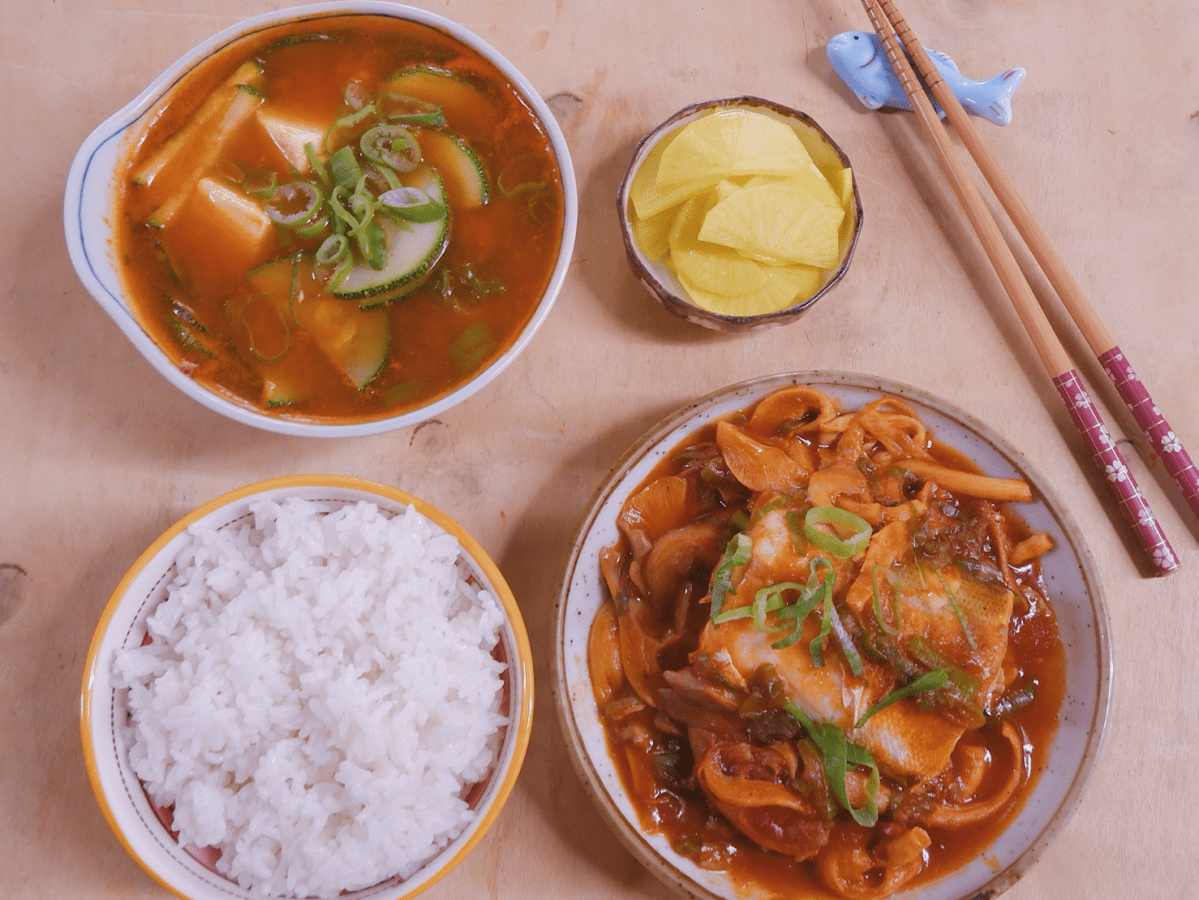 #23 Cá nhồng sốt cà chua nấm, canh đậu hũ bí ngòi và củ cải vàng muối&nbsp;chua