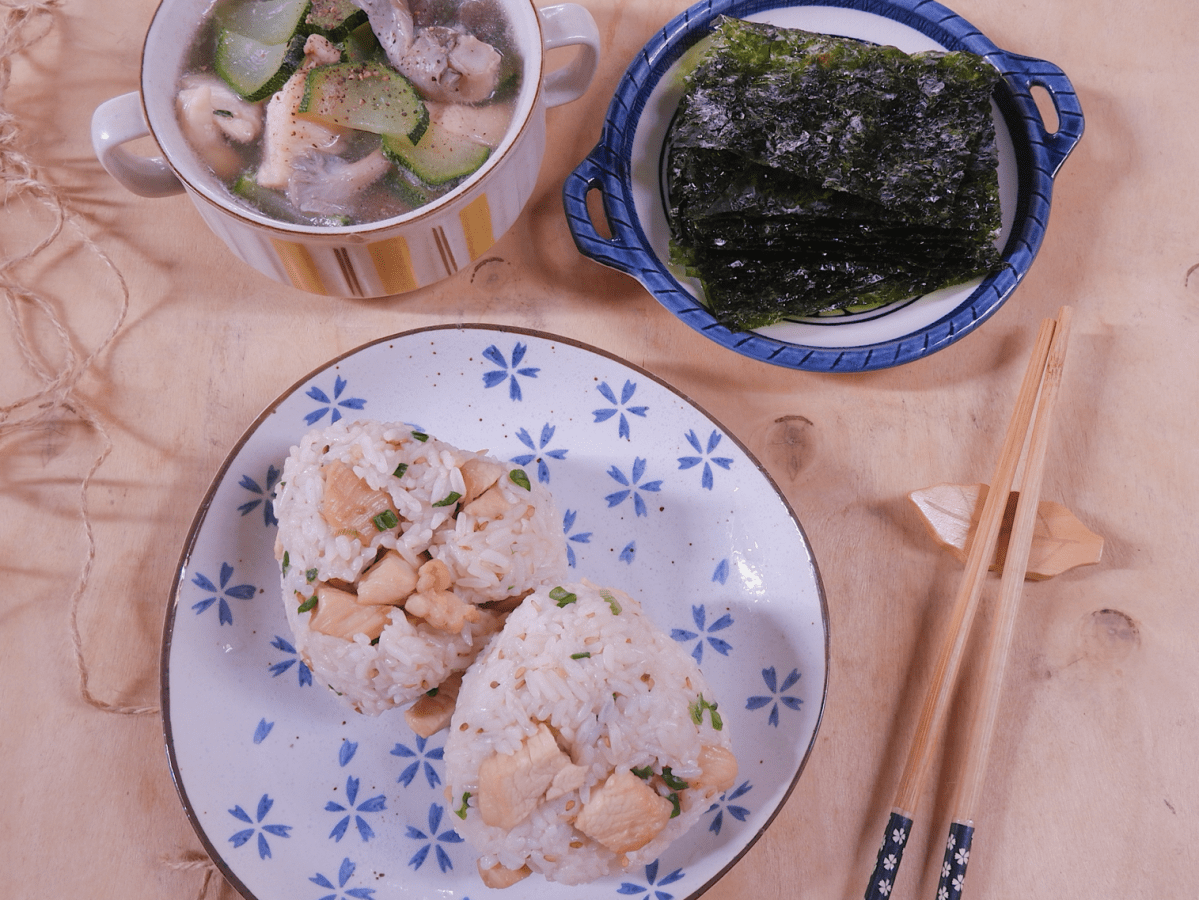 #25 Cơm nắm thịt gà xào, canh gà bí ngòi với nấm và rong biển ăn&nbsp;liền