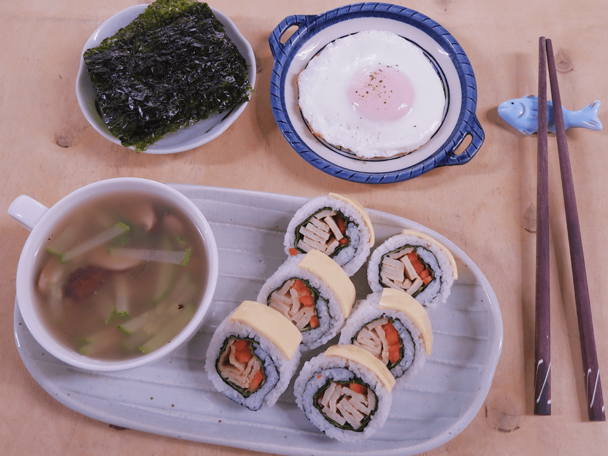 #26 Cơm cuộn chả cá phủ phô mai, canh nấm bí ngòi, trứng ốp và rong biển ăn&nbsp;liền