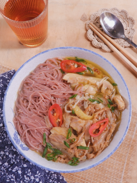 Bún gạo lứt với gà và măng&nbsp;khô