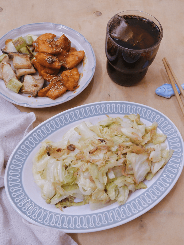 #34 Bắp cải xào moi khô, ức gà sốt cay, nấm và hành boa-rô&nbsp;nướng