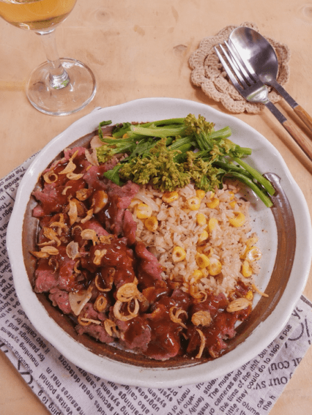 Cơm ngô và bơ với thịt bò xào&nbsp;lăn