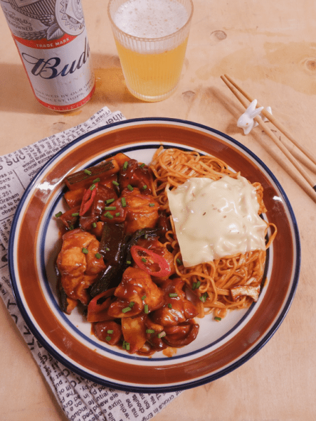 Gà om và mì trộn&nbsp;cay