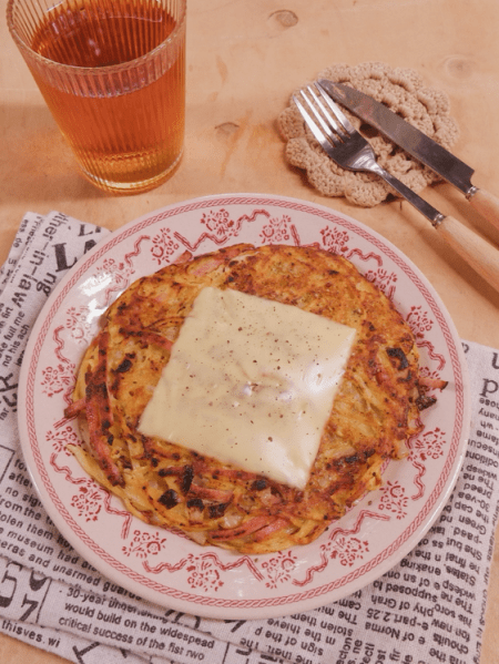 Bánh khoai tây sợi với xúc&nbsp;xích