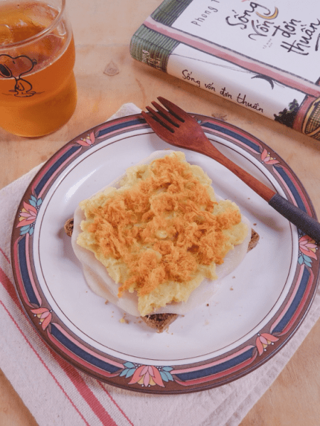 Bánh mì nướng với khoai lang nghiền, bánh mochi và chà bông&nbsp;cay